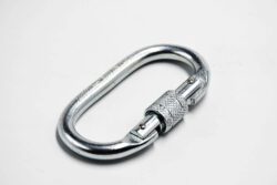 Mousqueton à vis normé NF-EN 362 pour la pose de filet de sécurité et anti-chute homme
