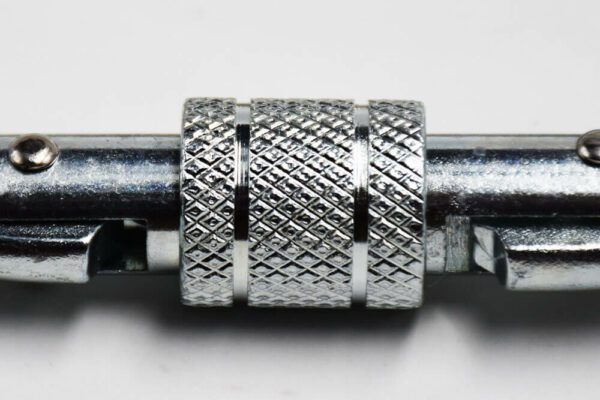 Mousqueton à vis normé NF-EN 362 pour la pose de filet de sécurité et anti-chute homme