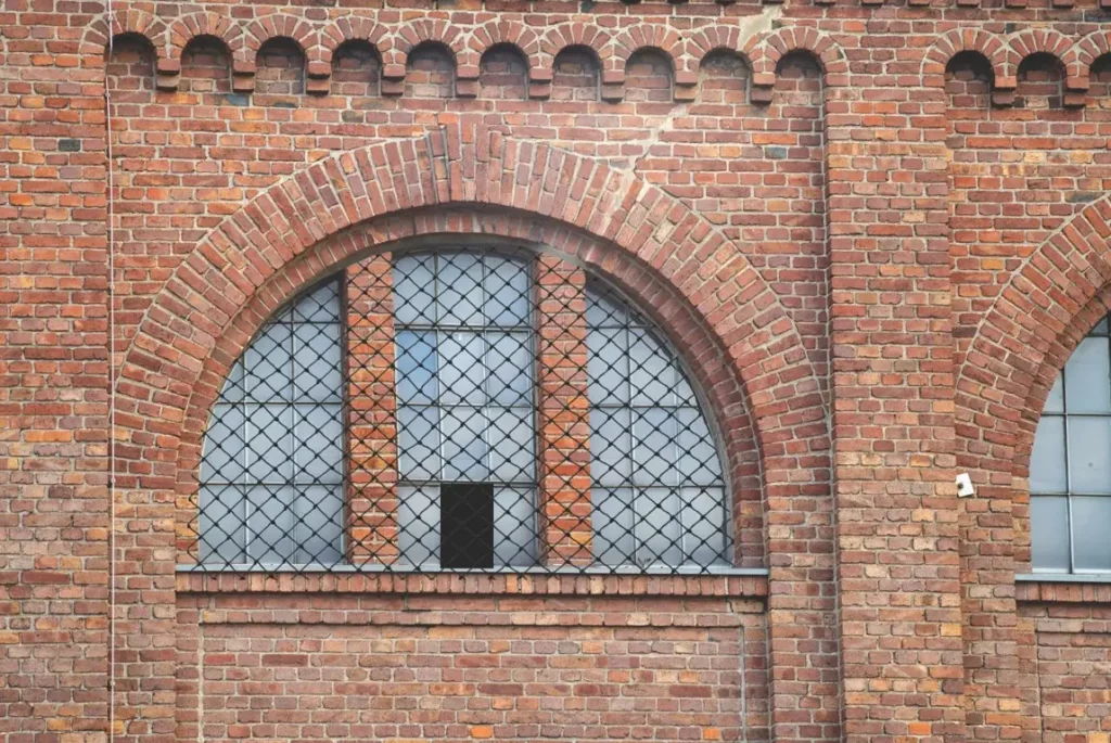 Bâtiment avec un filet anti-chat sur une fenêtre.
