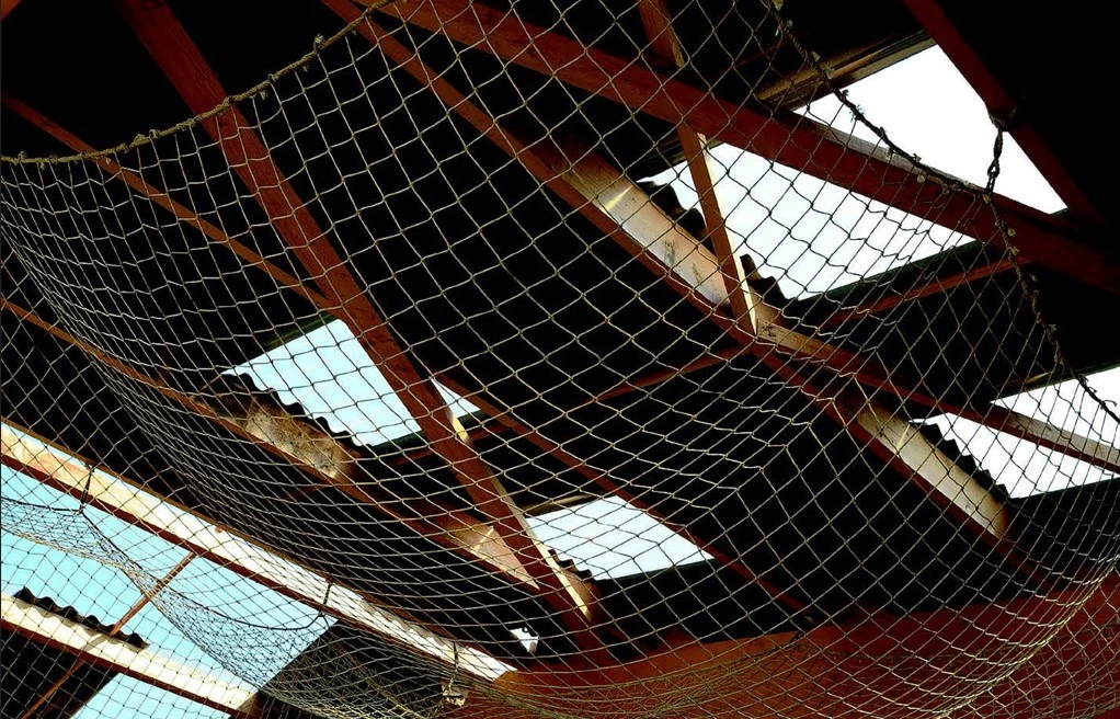 Filet anti-chute homme normachute posé en intérieur.