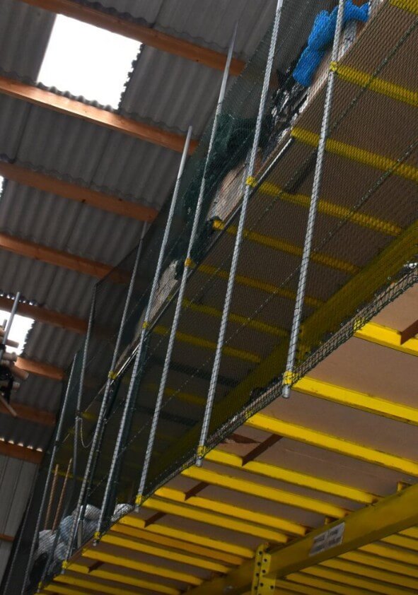 Filets de protection sur racks de stockage.