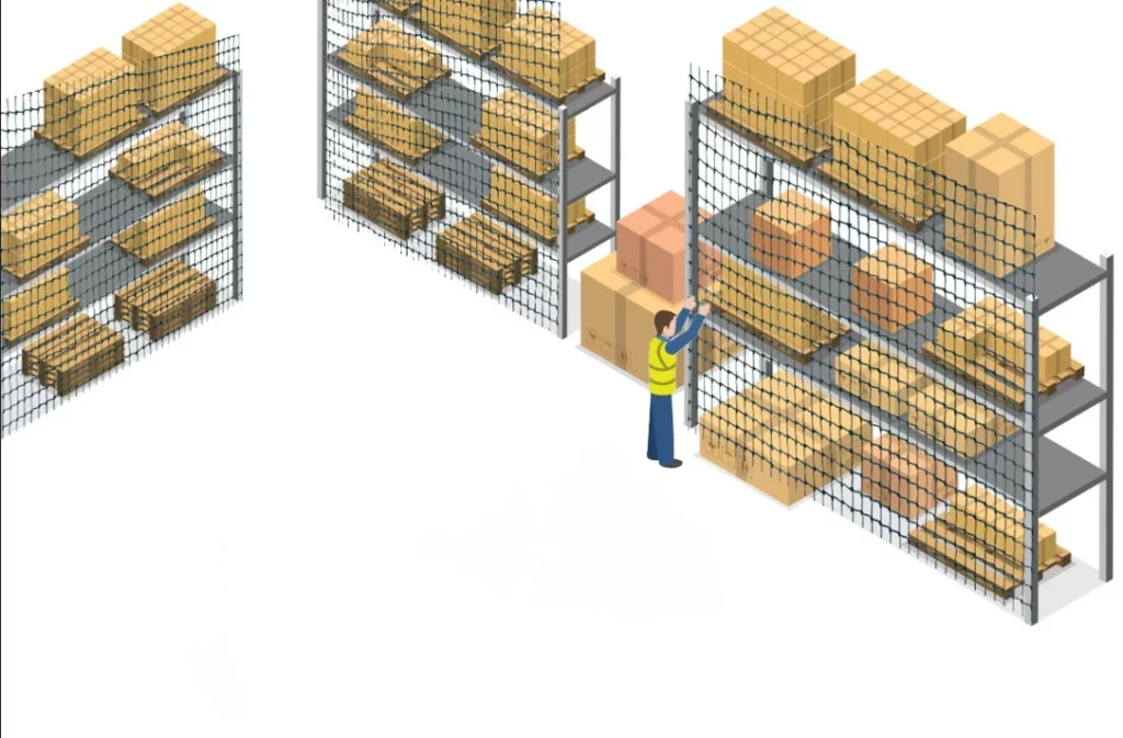 Homme dans un entrepôt protégé par des filets de protection posés sur les racks de stockage.