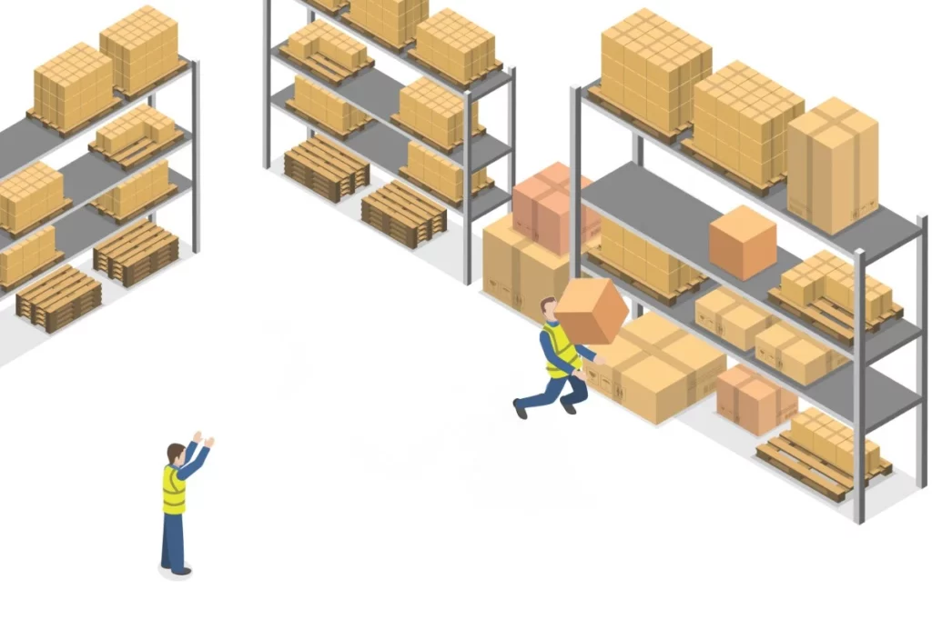 Homme rattrapant un carton qui tombe d'un rack de stockage.