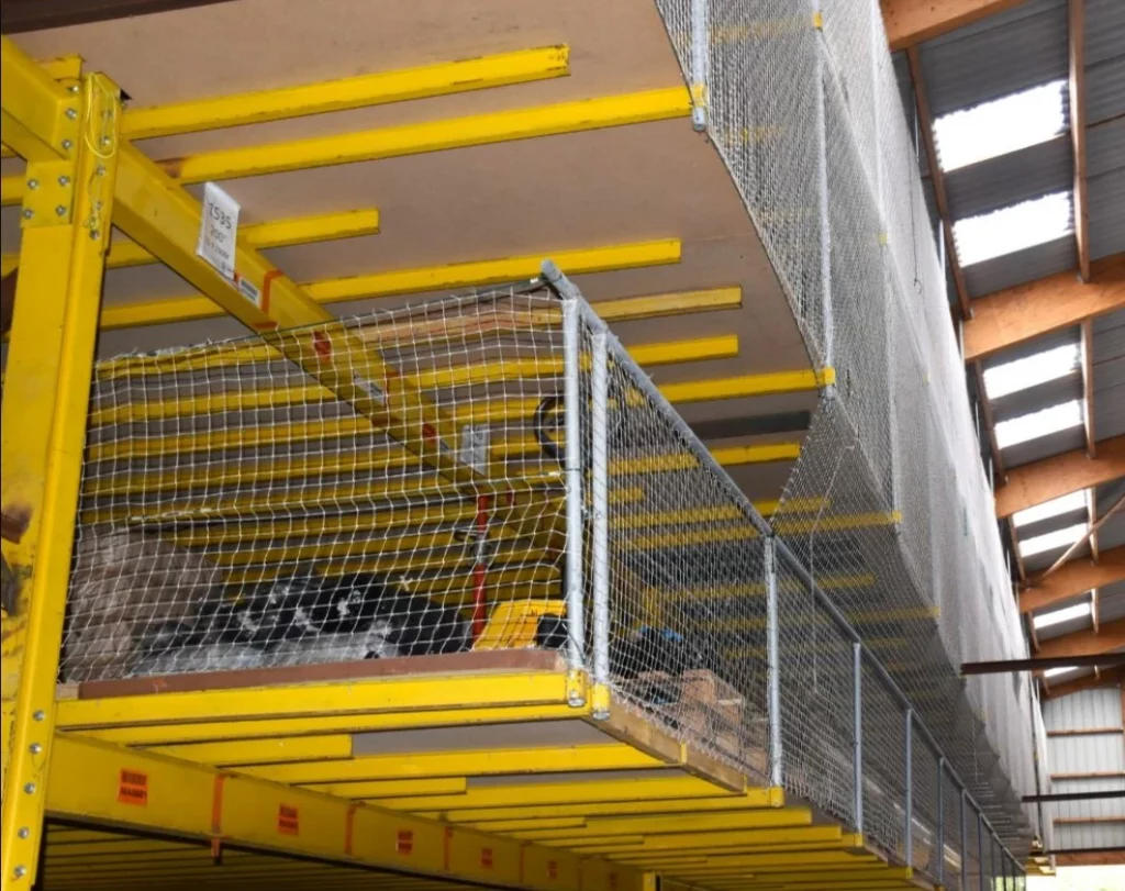 Photo prise dans un entrepôt d'un rack de stockage protégé par un filet de protection Alphatex.