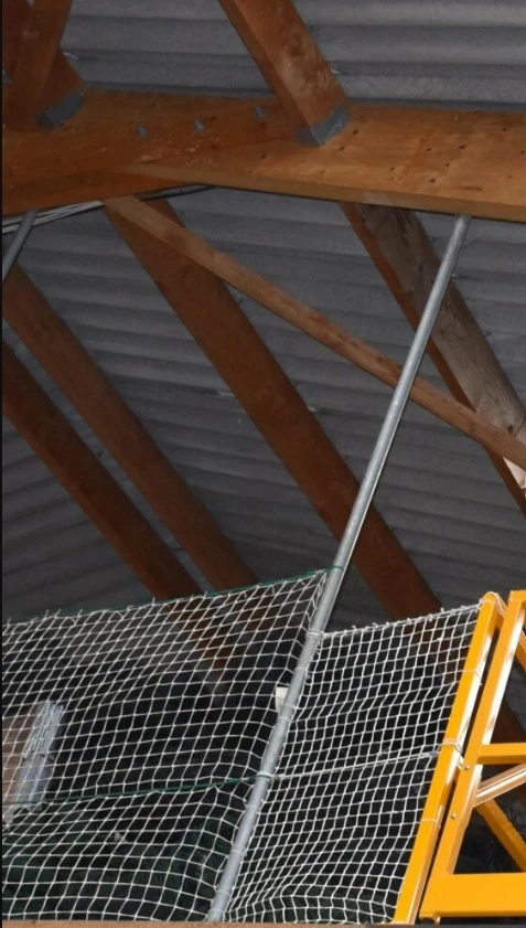 Photo d'un filet de protection posé sur un rack de stockage.