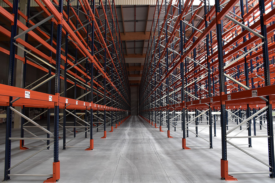 Entrepôt vide avant la réception des stocks