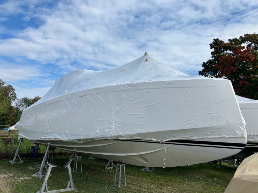 Bateau protégé par un film thermo.