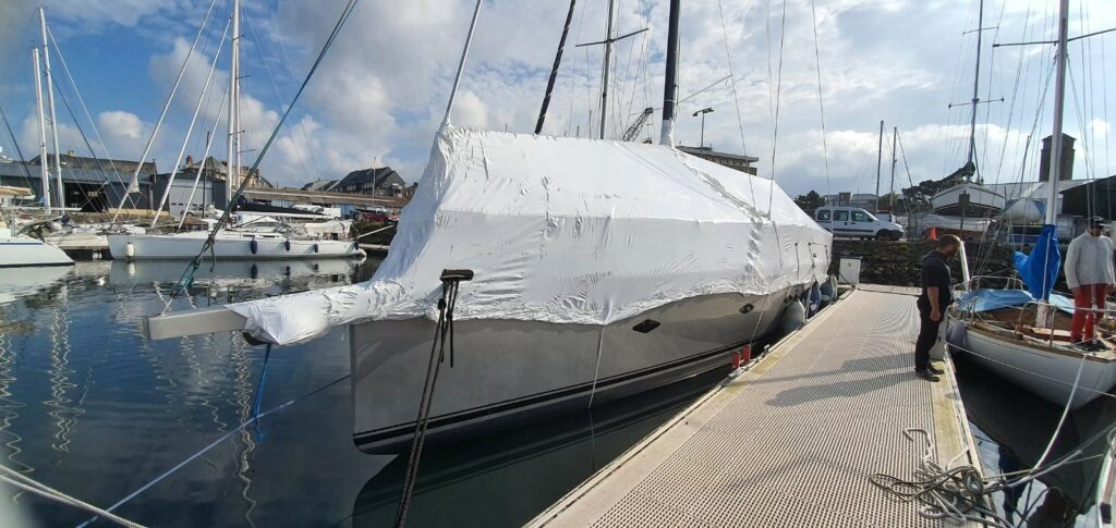 Bateau protégé par un film thermo.