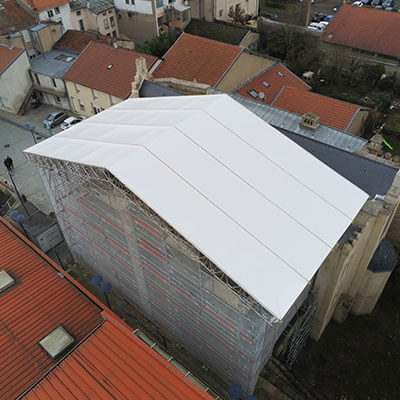 Bâche parapluie posée sur un échafaudage