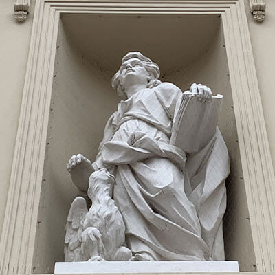 Filet anti-moineaux posé sur un monument historique