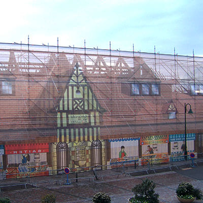 Filet personnalisé avec une impression en trompe-l'œil sur des maisons d'Alsace