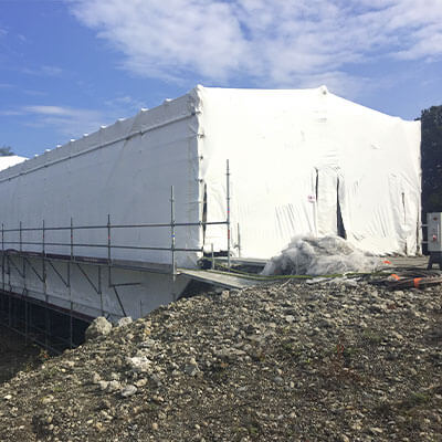 Travaux sur pont isolés grâce à du film thermo-rétractable