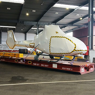 Hélicoptère emballé avec de la bâche thermo-rétractable