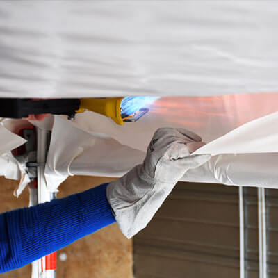 Torche de chauffe pour film thermo-rétractable en cours d'utilisation